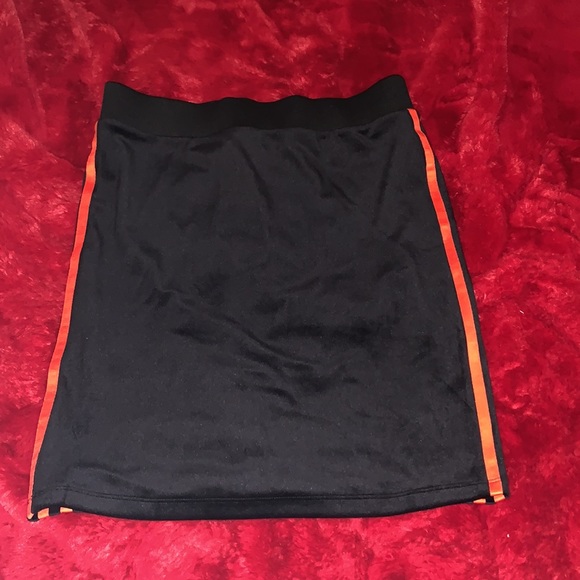 Adidas Velvet skirt with red strips - Picture 5 of 7